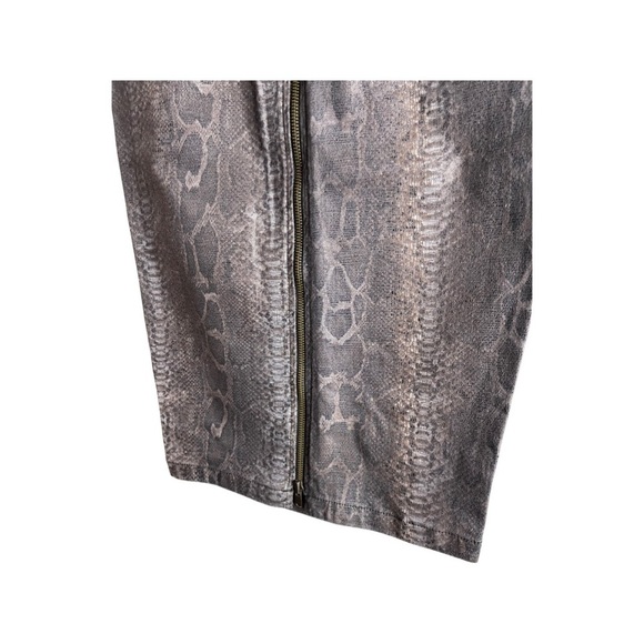 Maggie double back zip gray reptile print with two pockets size 4 Pencil skirt. - Picture 4 of 9